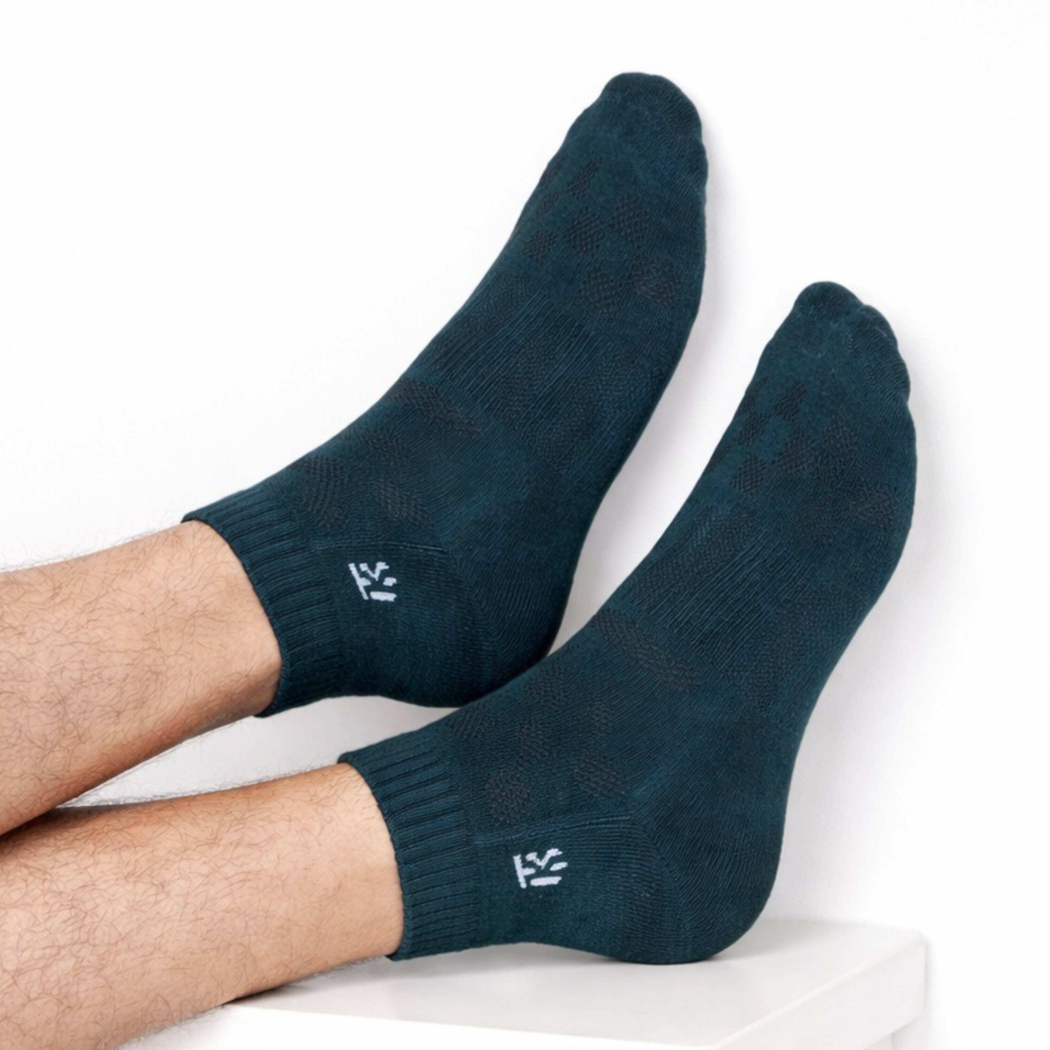 Men’s premium bamboo ankle socks from KIKITOES, displayed in multiple colours – ideal as sports socks or gym socks for active wear.