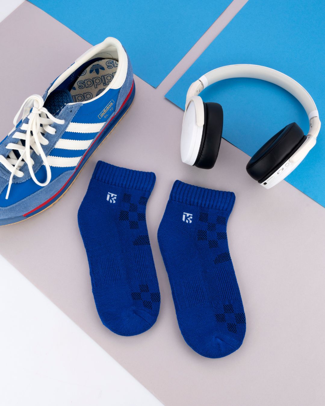 Men’s premium bamboo ankle socks from KIKITOES, displayed in multiple colours – ideal as sports socks or gym socks for active wear.