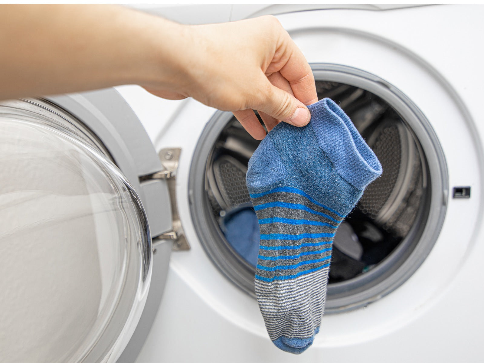 5 Laundry Errors That Destroy Your Socks