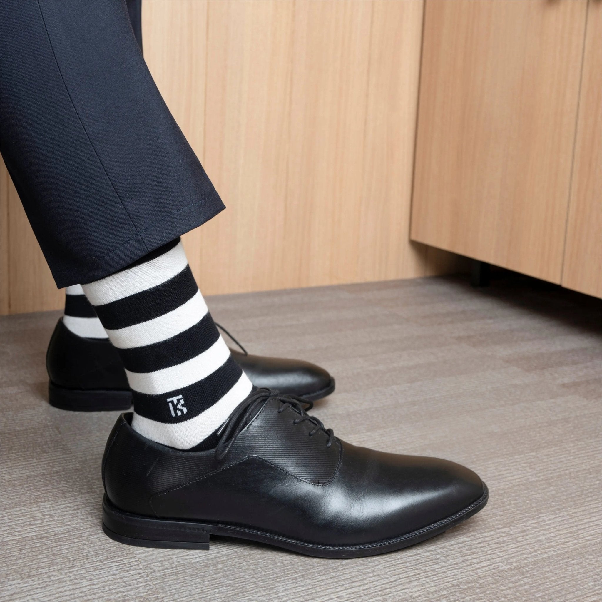KIKITOES BAMBOO MEN CREW SOCKS | Classic Stripes | Black with WhiteKikitoes