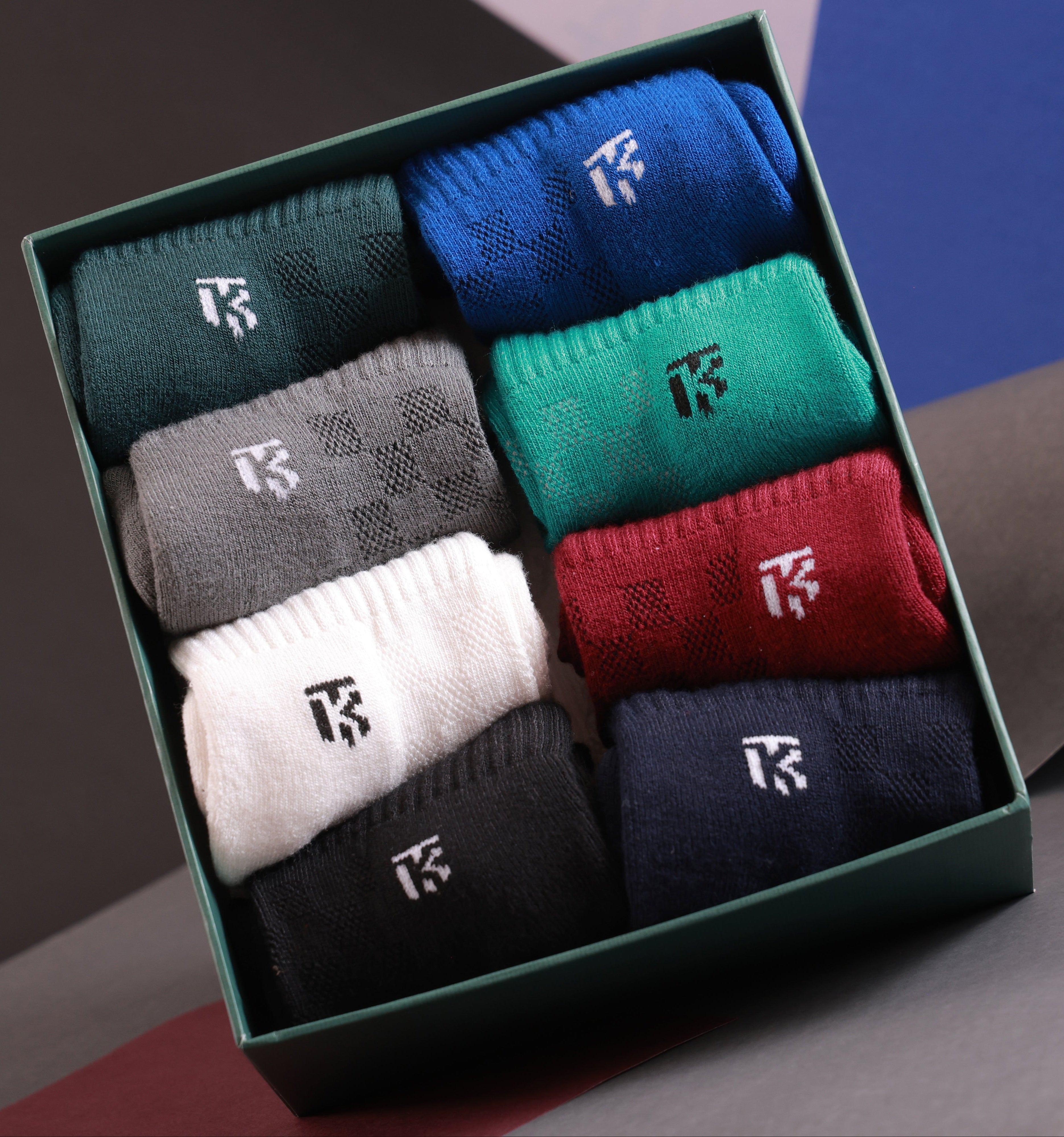 Kikitoes Bamboo Ankle Socks – Set of 8 pairs in colorful tones for men, ideal for sports and daily wear.